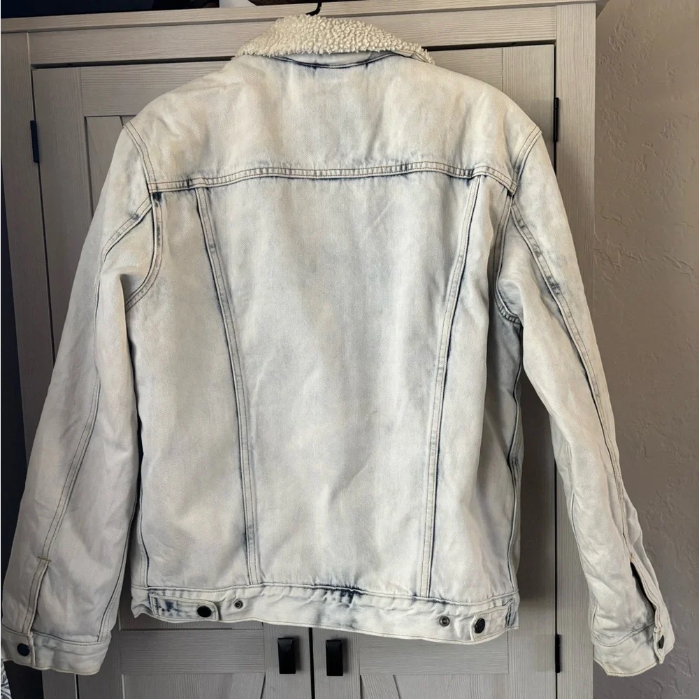 Levi's Light Blue Denim Jacket with Sherpa Lining - Picture 2 of 12